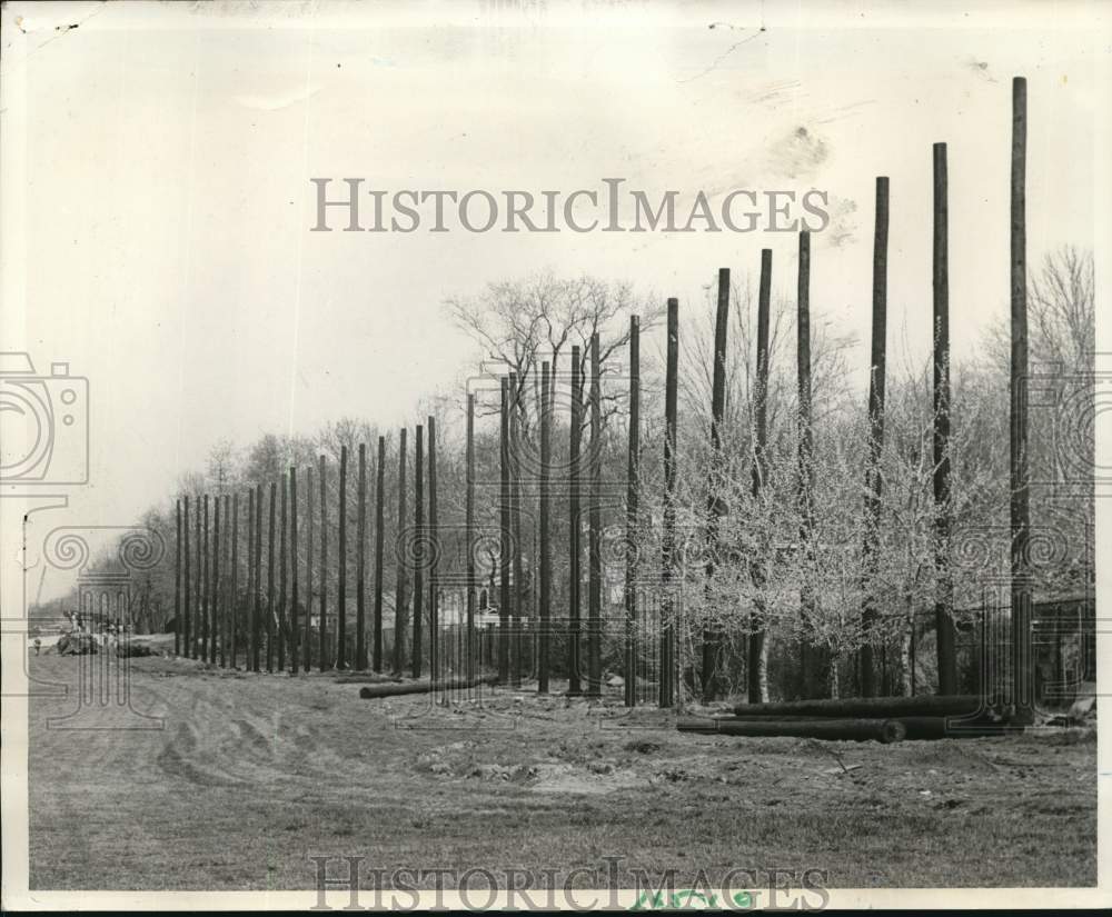 1970 Press Photo Column of Poles to Be Fence Along Silver Lakes Golf Course- Historic Images