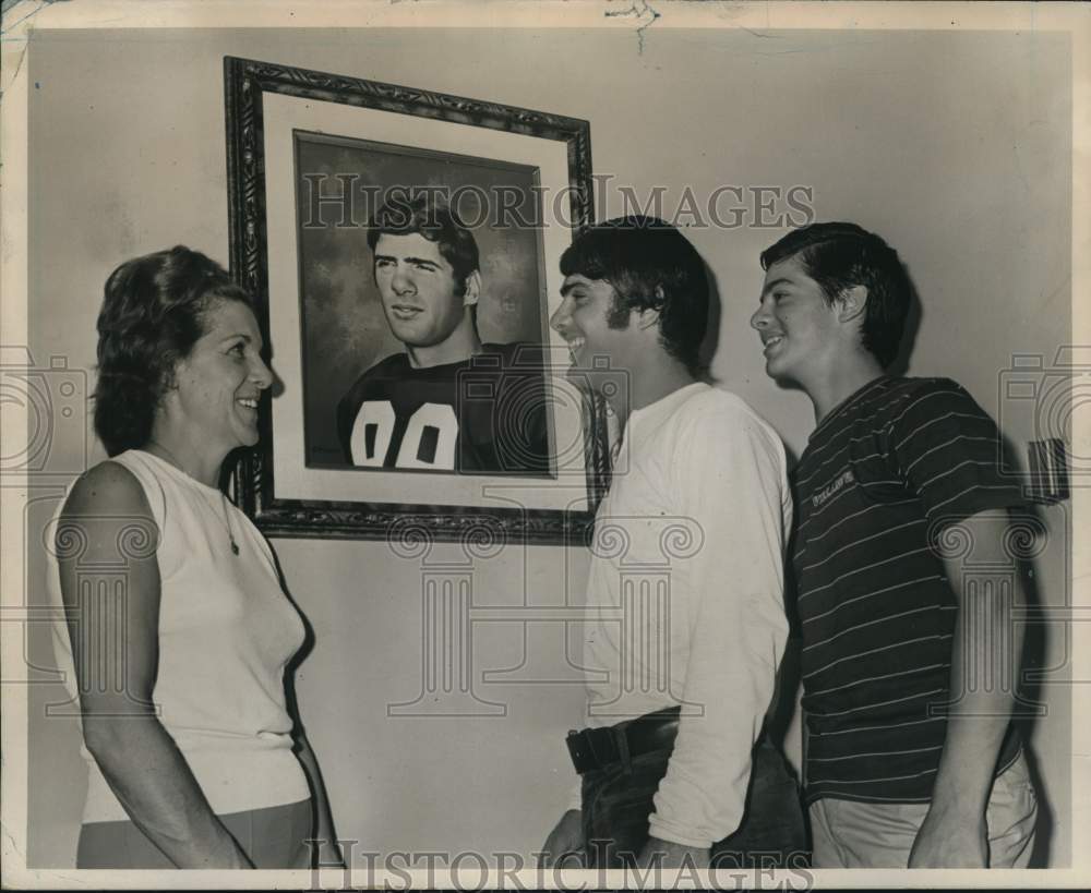 1972 Press Photo Josephine Siani with Athletic Sons, Danny, Anthony &amp; Michael- Historic Images