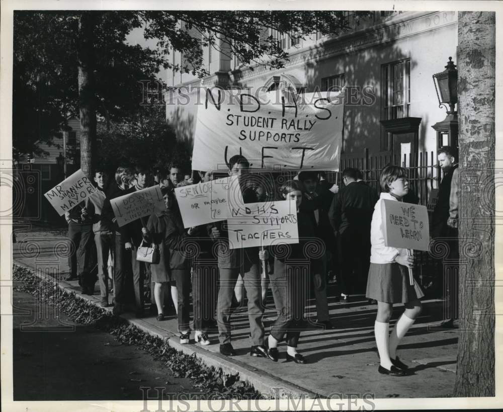 1968 Press Photo Students at New Dorp H.S. March Supporting Picketing Teachers- Historic Images