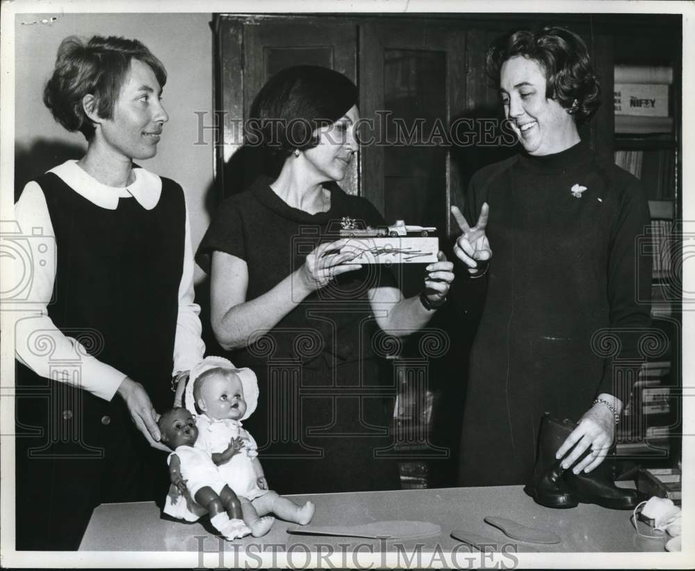 1967 Press Photo Teachers Using Familiar Objects to Teach Math to Early Grades- Historic Images