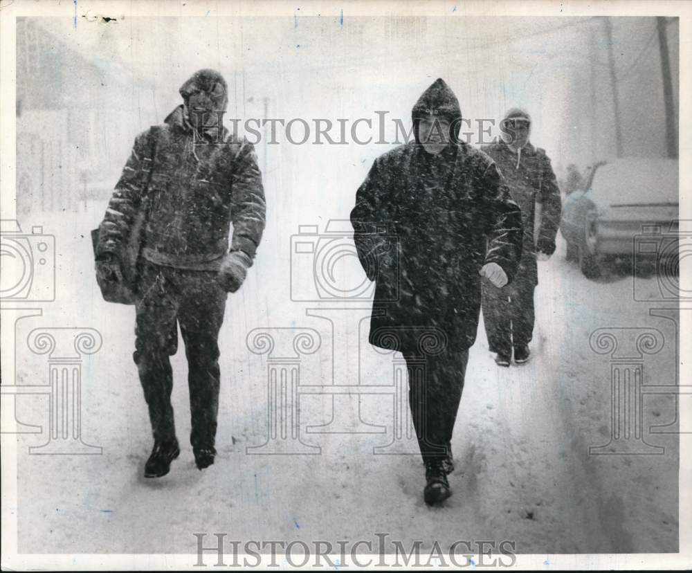 1967 Press Photo "Strollers" along Giffords Lane in Great Kills - sia31327- Historic Images