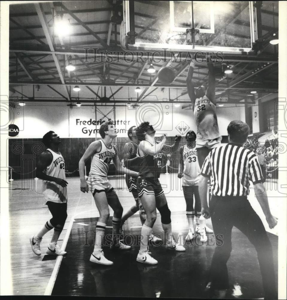 1987 Press Photo Wagner basketball player jumps a shot over Marist defense- Historic Images