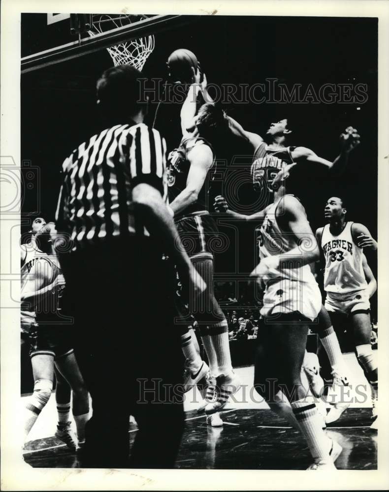 Press Photo Wagner College Basketball Players Vs Virginia Go Up for Rebound- Historic Images