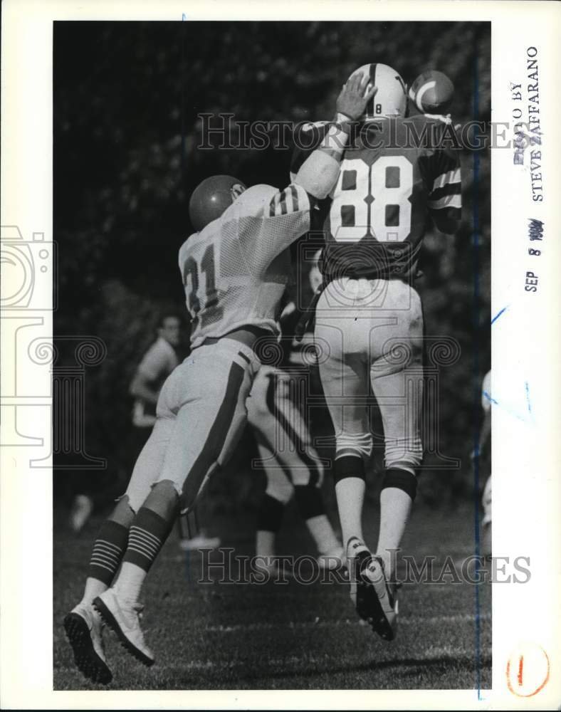 1984 Press Photo Wagner College Football Player Prepares to Catch Ball- Historic Images