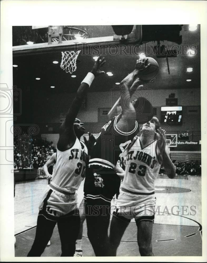 1983 Press Photo Wagner basketball player tries two against St. John&#39;s defense- Historic Images