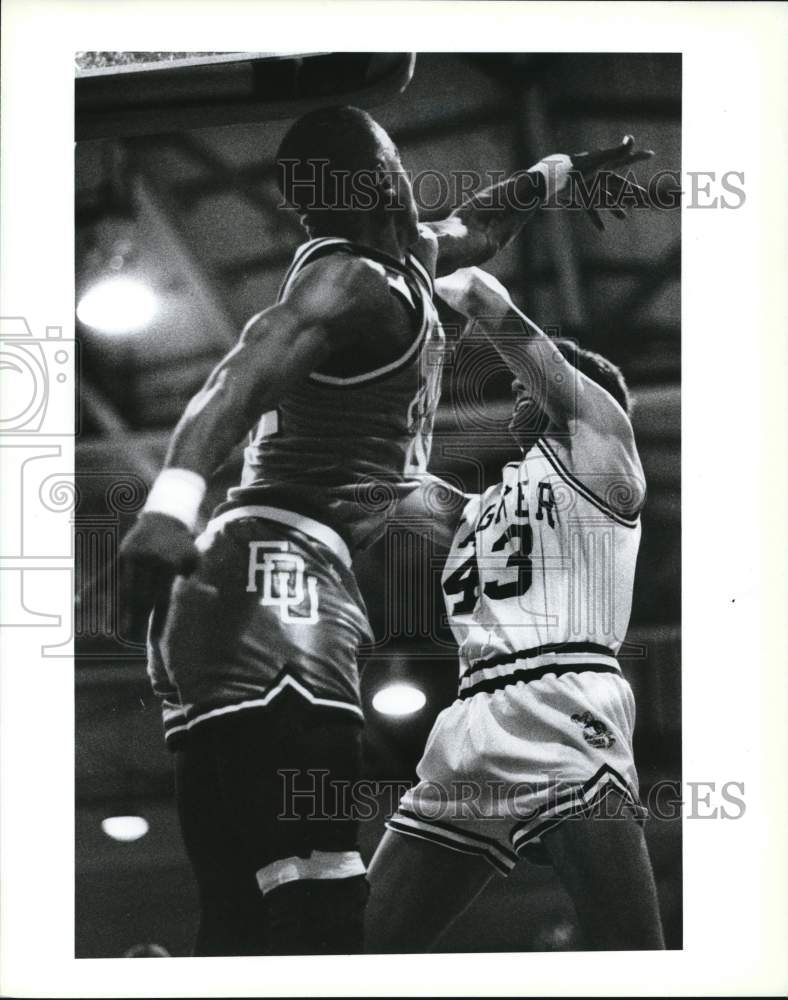 1990 Press Photo Wagner College Basketball Duane Reiswig Attempts Shot at Basket- Historic Images