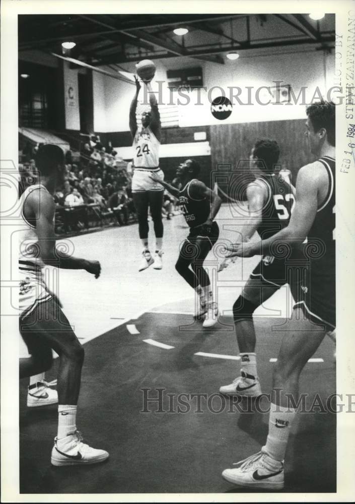 1984 Press Photo Wagner College Basketball Players Jumps to Shoot for Basket- Historic Images