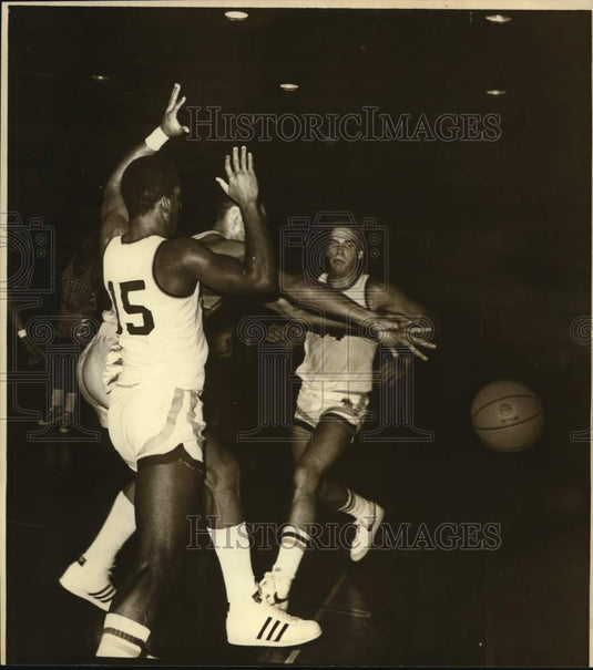 Press Photo Wagner College Basketballâ€s Team Play in Game Action - sia31816- Historic Images