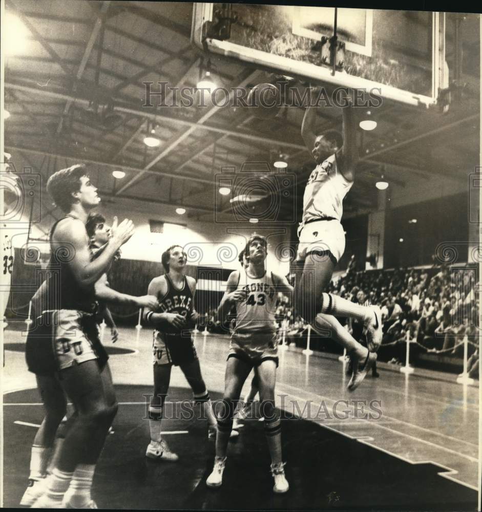 1981 Press Photo Wagner College Basketball Game Action - sia31821- Historic Images