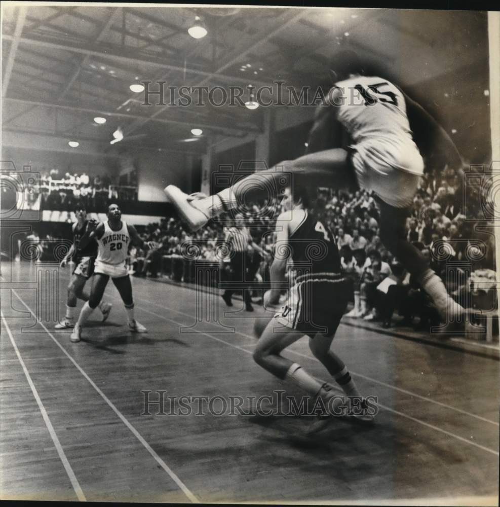 1981 Press Photo Wagner College Basketball Game Action - sia31825- Historic Images