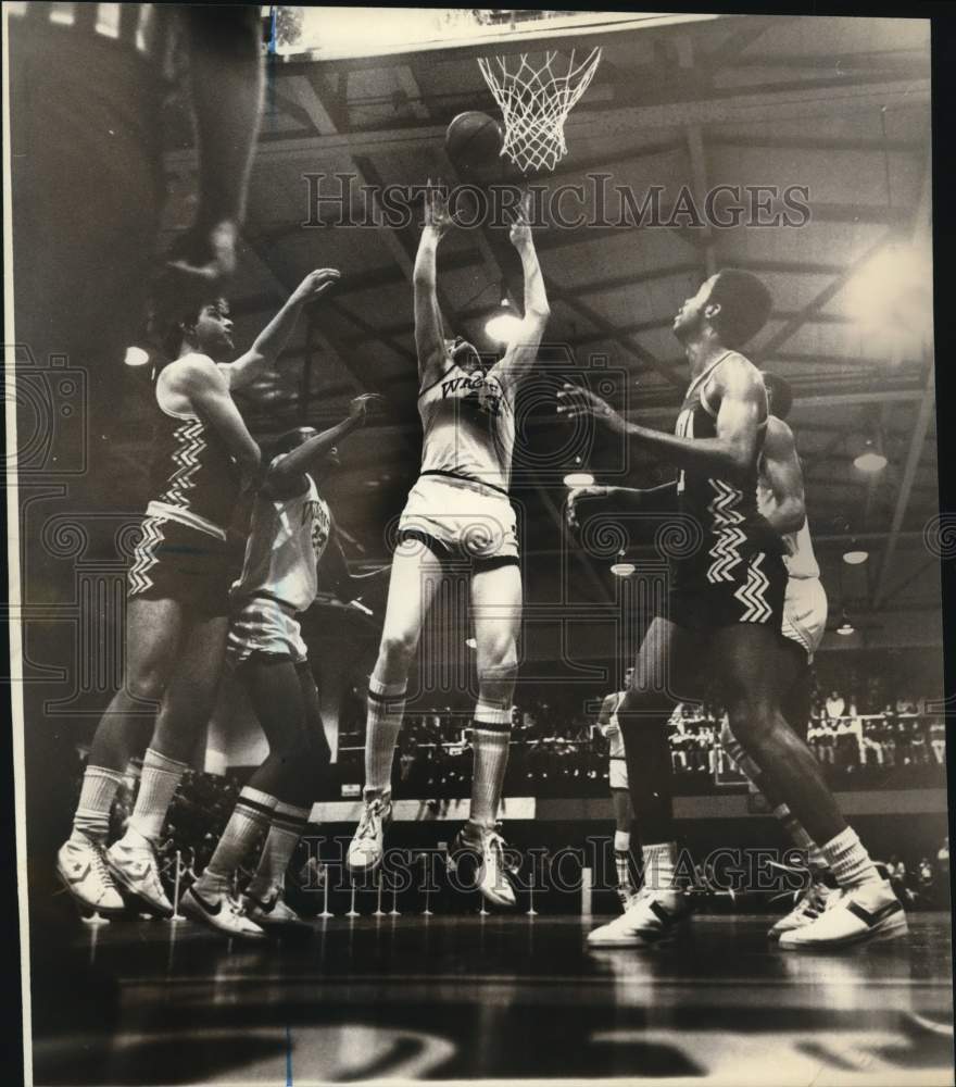 Press Photo Wagner College Basketball Game Action - sia31831- Historic Images