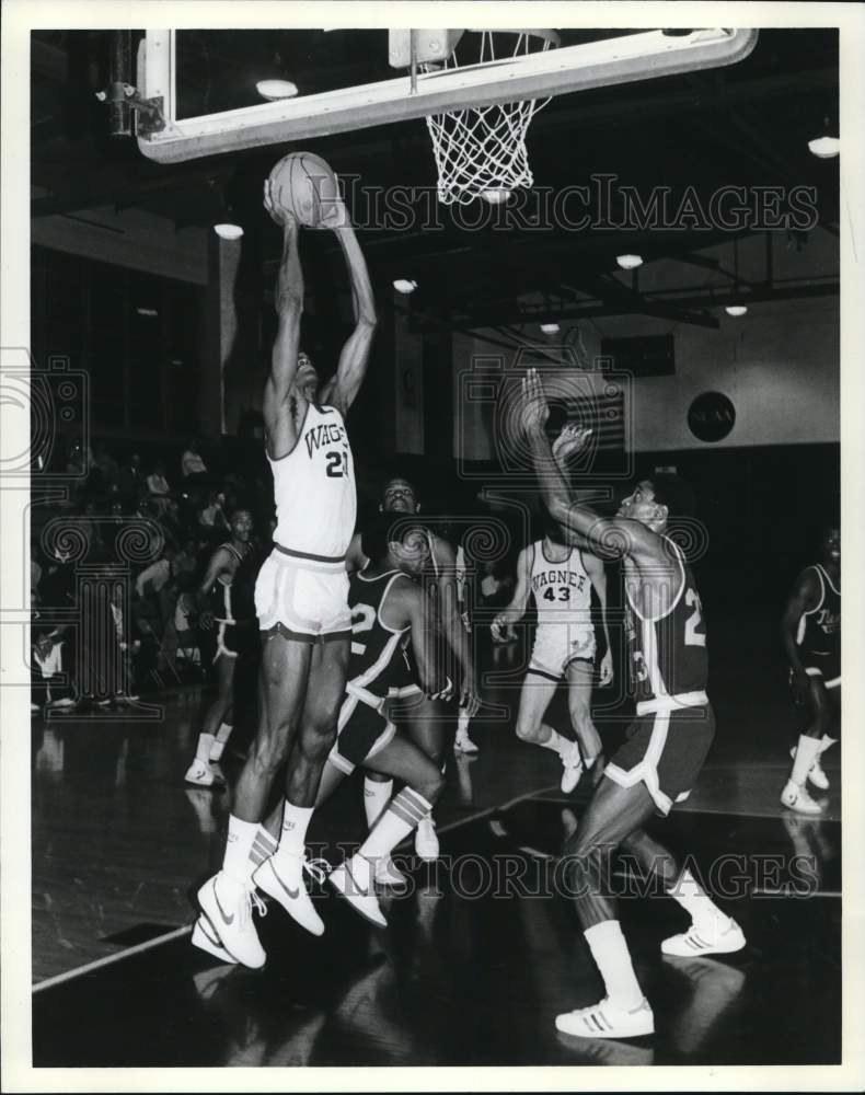 1982 Press Photo Wagner College Basketball Larry Clark Shoots for Basket- Historic Images