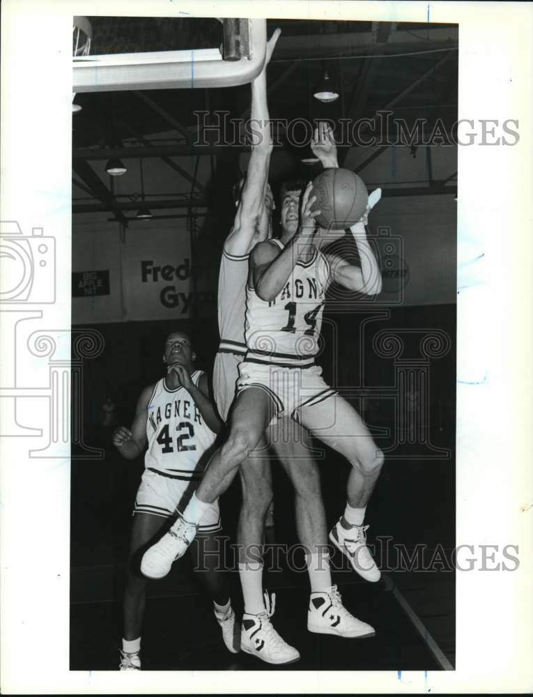 1988 Press Photo Wagner College Basketball Against Fairleigh Dickinson Univ.- Historic Images