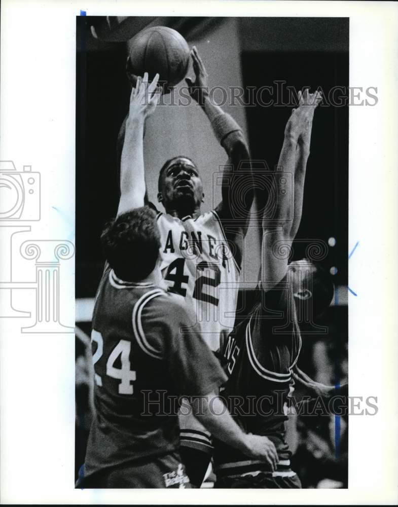 1990 Press Photo Wagner basketball&#39;s Darryl Farmer shoots by St. Francis defense- Historic Images