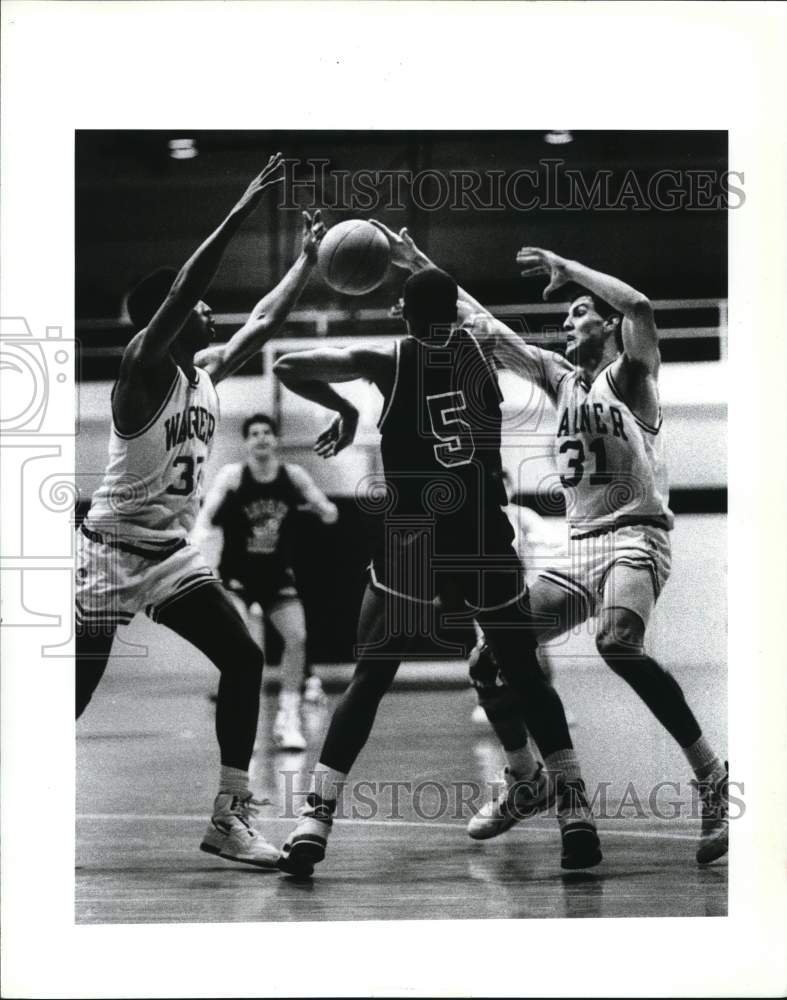 1990 Press Photo Wagner basketball&#39;s Monty Davis, Dean Borges get ball from RMU- Historic Images