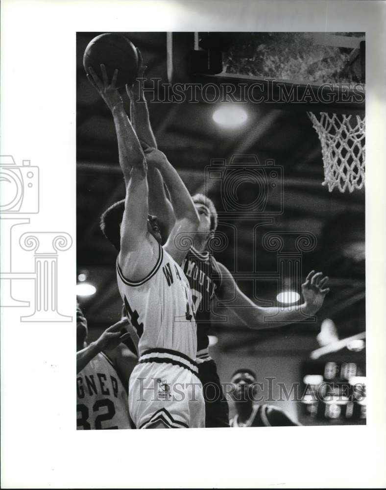 1990 Press Photo Wagner basketball&#39;s Billy Kurisko shoots two against Monmouth- Historic Images