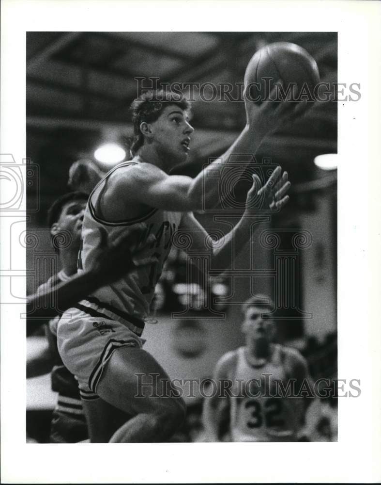 1990 Press Photo Wagner basketball&#39;s Billy Kurisko drives past Marist defenders- Historic Images