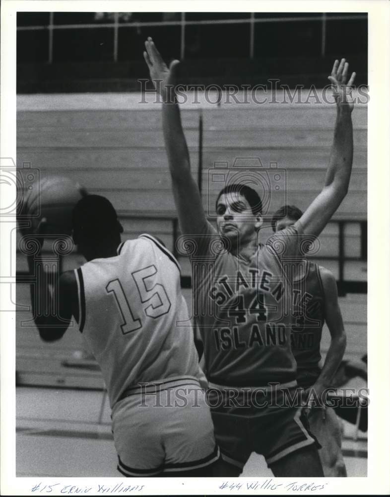 Press Photo College of Staten Island Basketball Game Action - sia32012- Historic Images