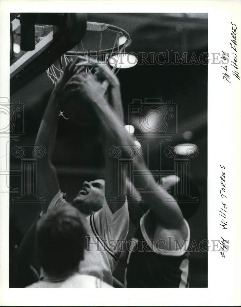 Press Photo College of Staten Island Basketball #44 Willie Torres Game Action- Historic Images