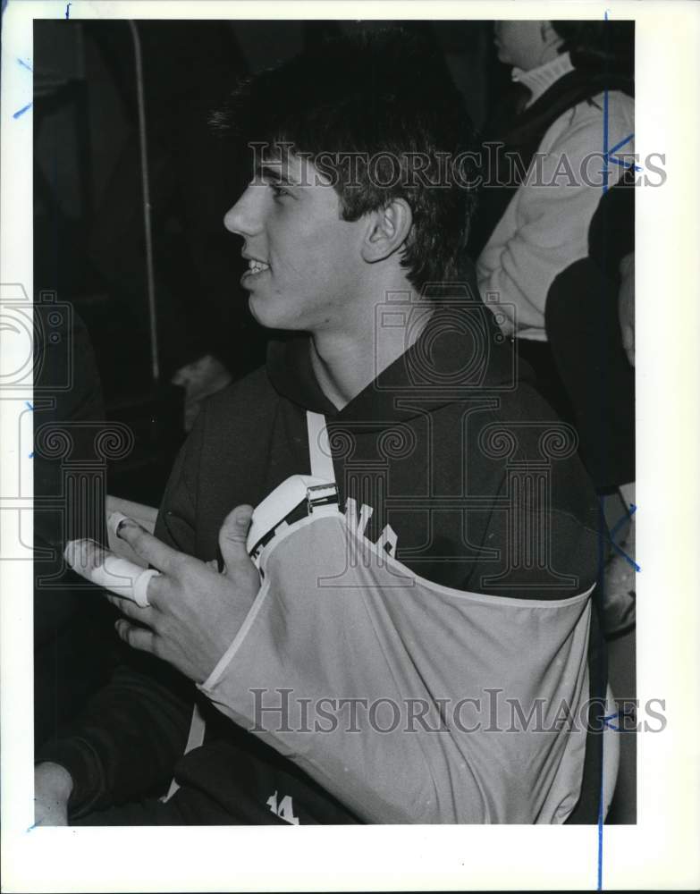 1988 Press Photo Wagner basketball&#39;s Billy Kurisko sports sling &amp; finger brace- Historic Images