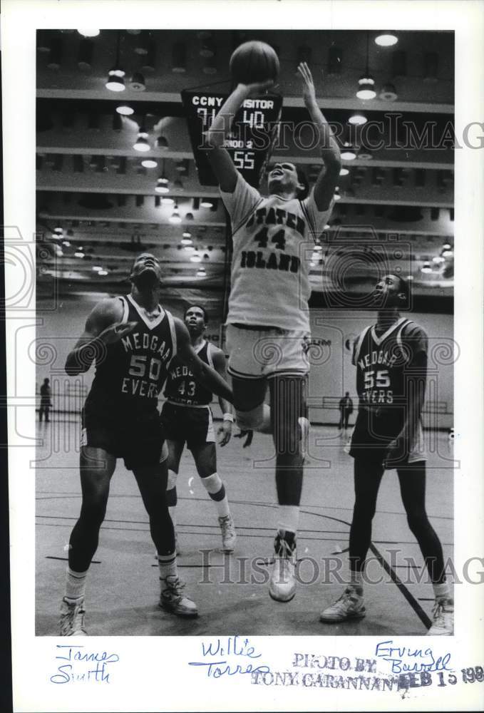 1988 Press Photo CSI basketball&#39;s Willie Torres hits 2 vs. Medgar Evers players- Historic Images