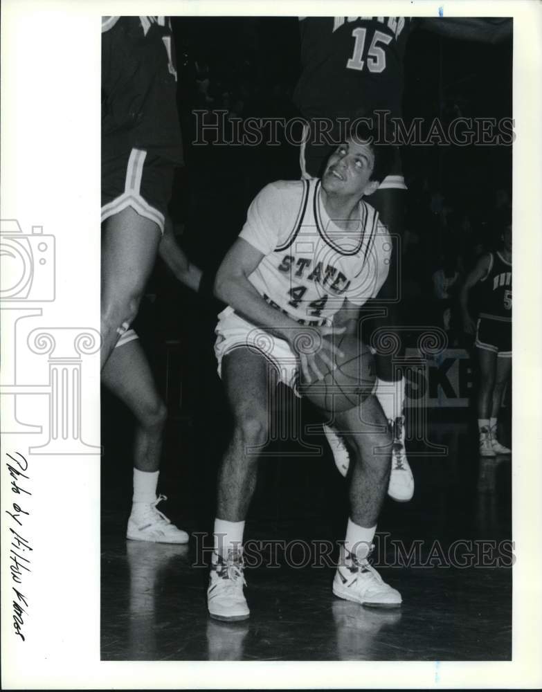 Press Photo College of Staten Island basketball&#39;s Willie Torres set to score- Historic Images