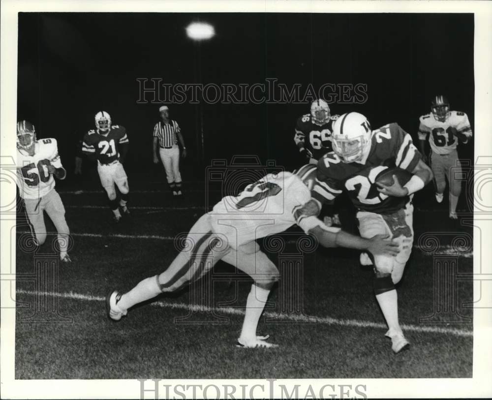 Press Photo Wagner College football carrier dodges defensive grab - sia32161- Historic Images