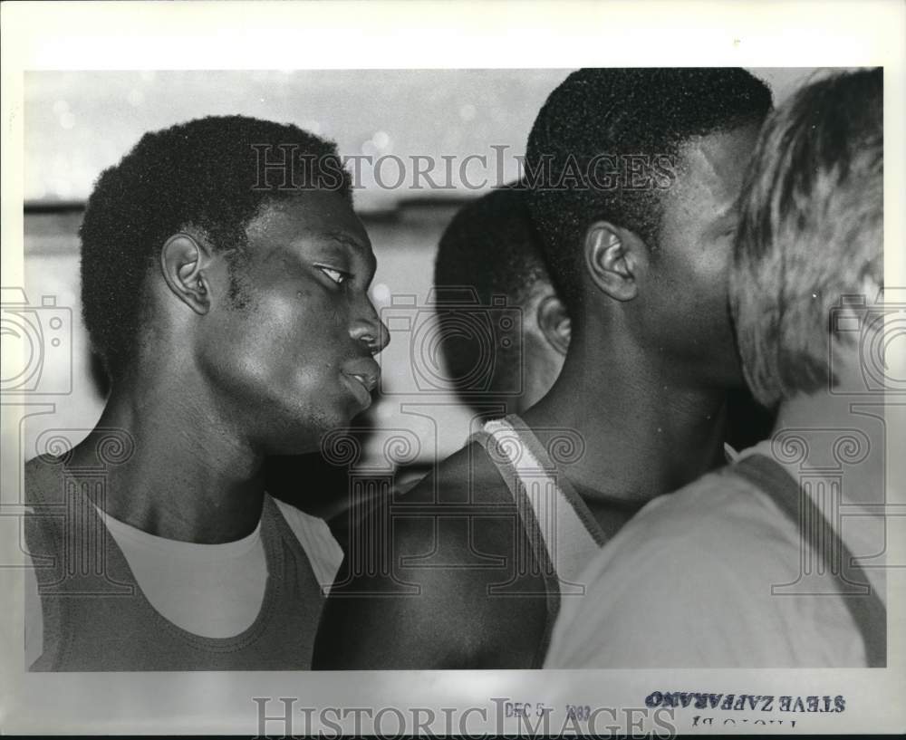 1983 Press Photo Wagner basketball players listen to coach&#39;s instructions- Historic Images