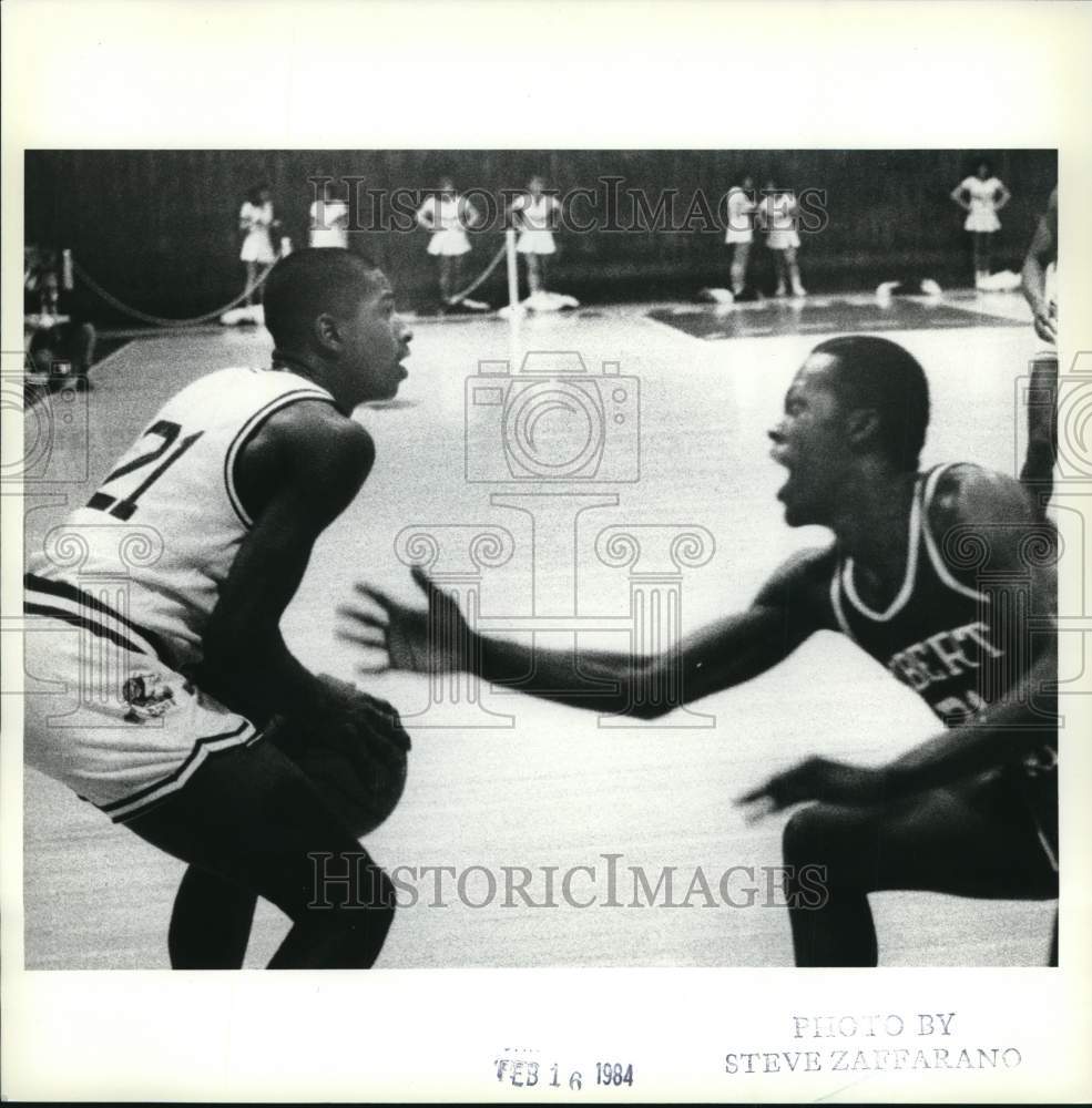 1984 Press Photo Wagner basketball&#39;s #21 readies shot past Robert Morris player- Historic Images