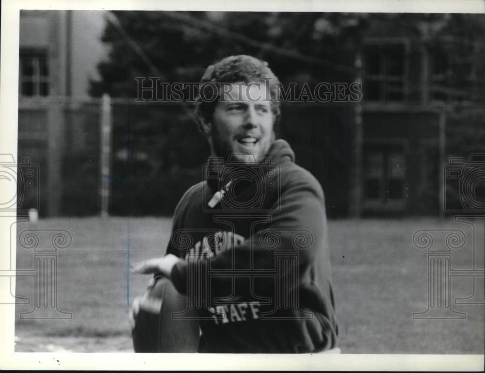 Press Photo Wagner College football Receivers Coach Bob MacKisey sets to throw- Historic Images