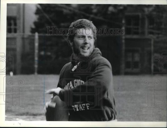 Press Photo Wagner College football Receivers Coach Bob MacKisey sets to throw- Historic Images