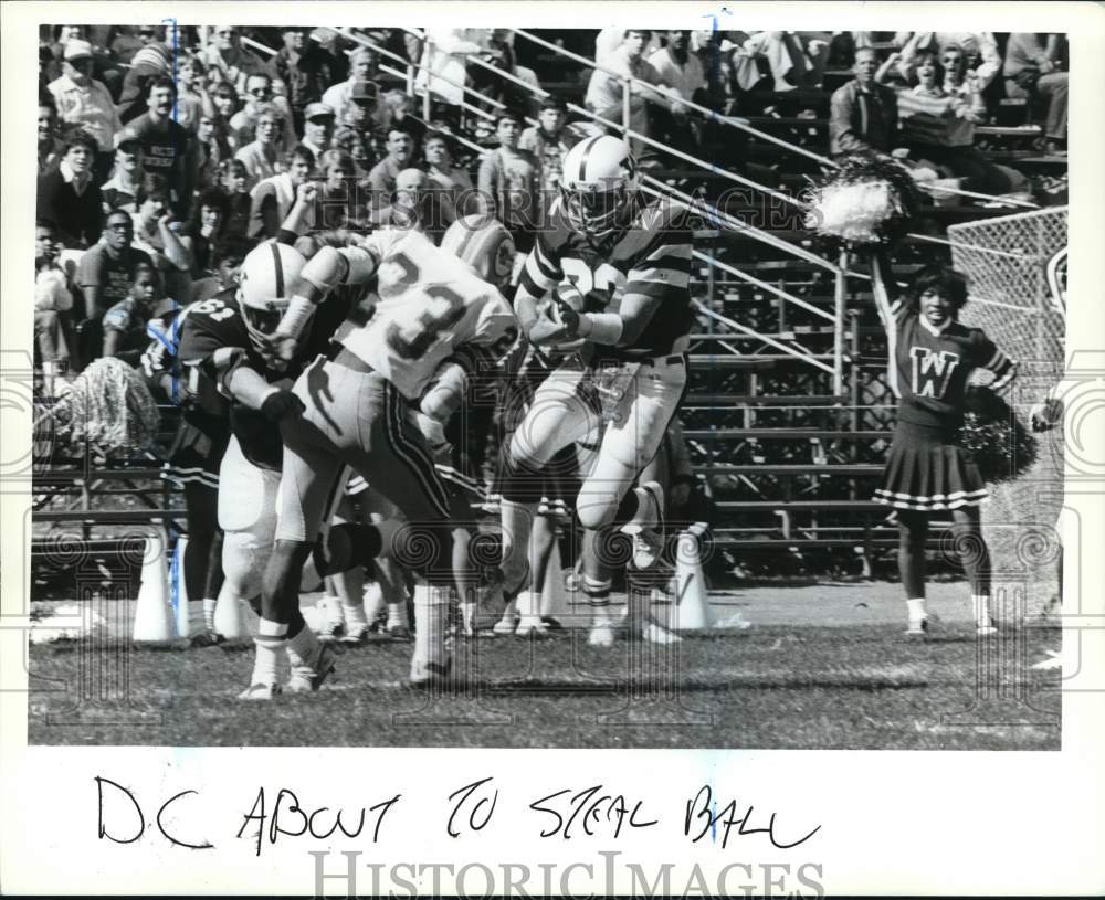 Press Photo DC about to steal football from Wagner College&#39;s ball carrier- Historic Images