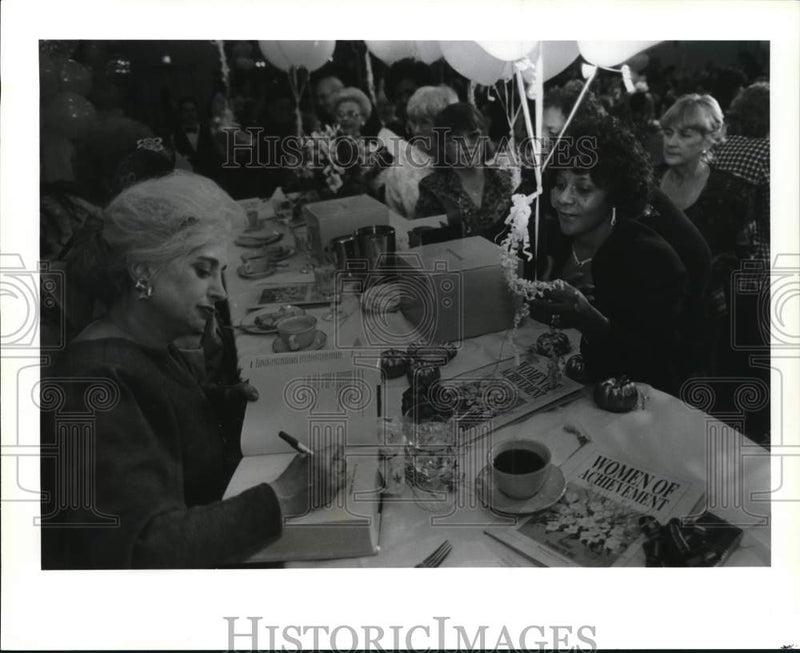 Load image into Gallery viewer, 1992 Press Photo Miss Manners signs her books at Women of Achievement luncheon
