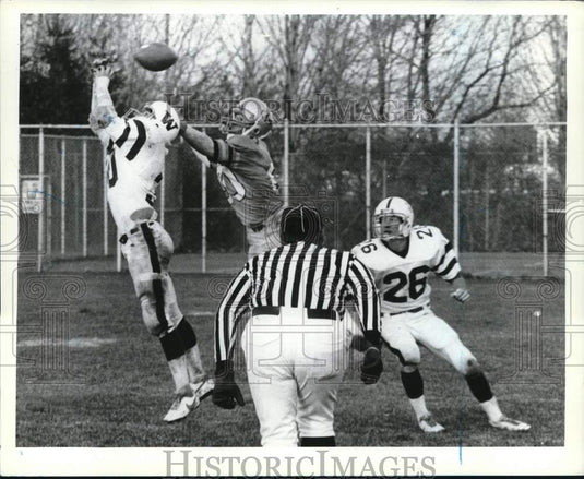 Press Photo Wagner College Football Player #30 Misses Ball; #26 Caught It