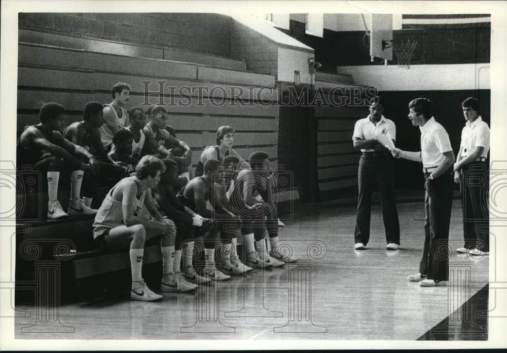 1982 Press Photo Wagner College Basketball Coaches Talk to Players at Practice- Historic Images