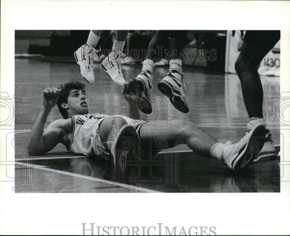 1989 Press Photo Wagner College Basketball&#39;s Billy Kurisko on the Floor- Historic Images