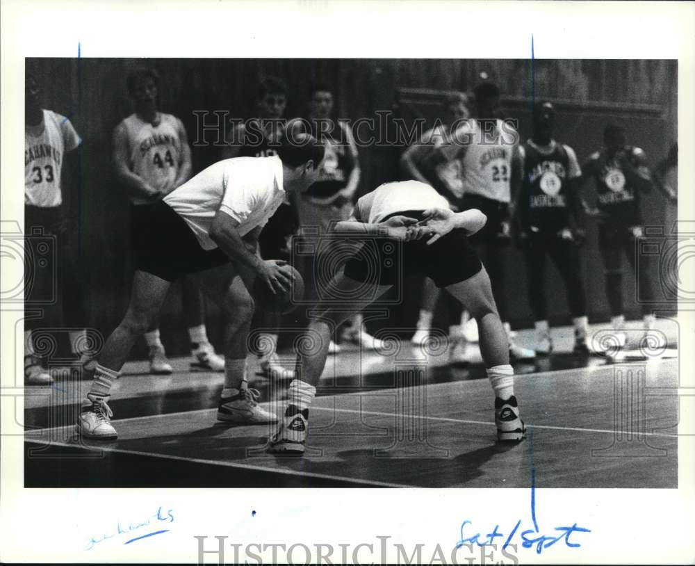 1988 Press Photo Wagner basketball Paul Aiello runs over dribbling drills- Historic Images