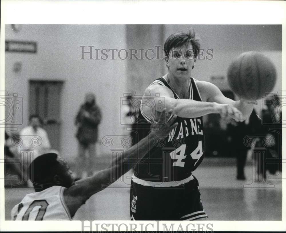 1989 Press Photo Wagner basketball&#39;s Keith Craffey gets by FDU&#39;s #10- Historic Images