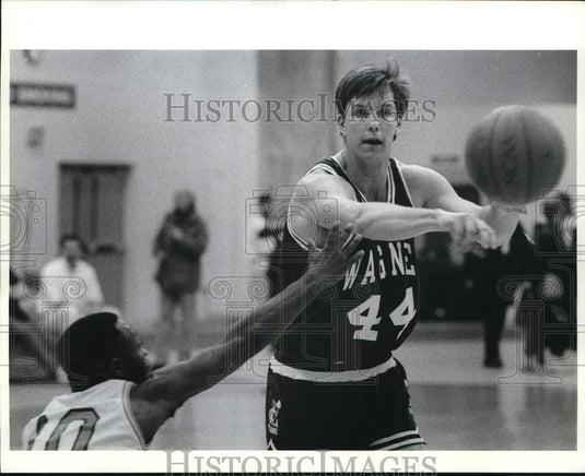 1989 Press Photo Wagner basketball's Keith Craffey gets by FDU's