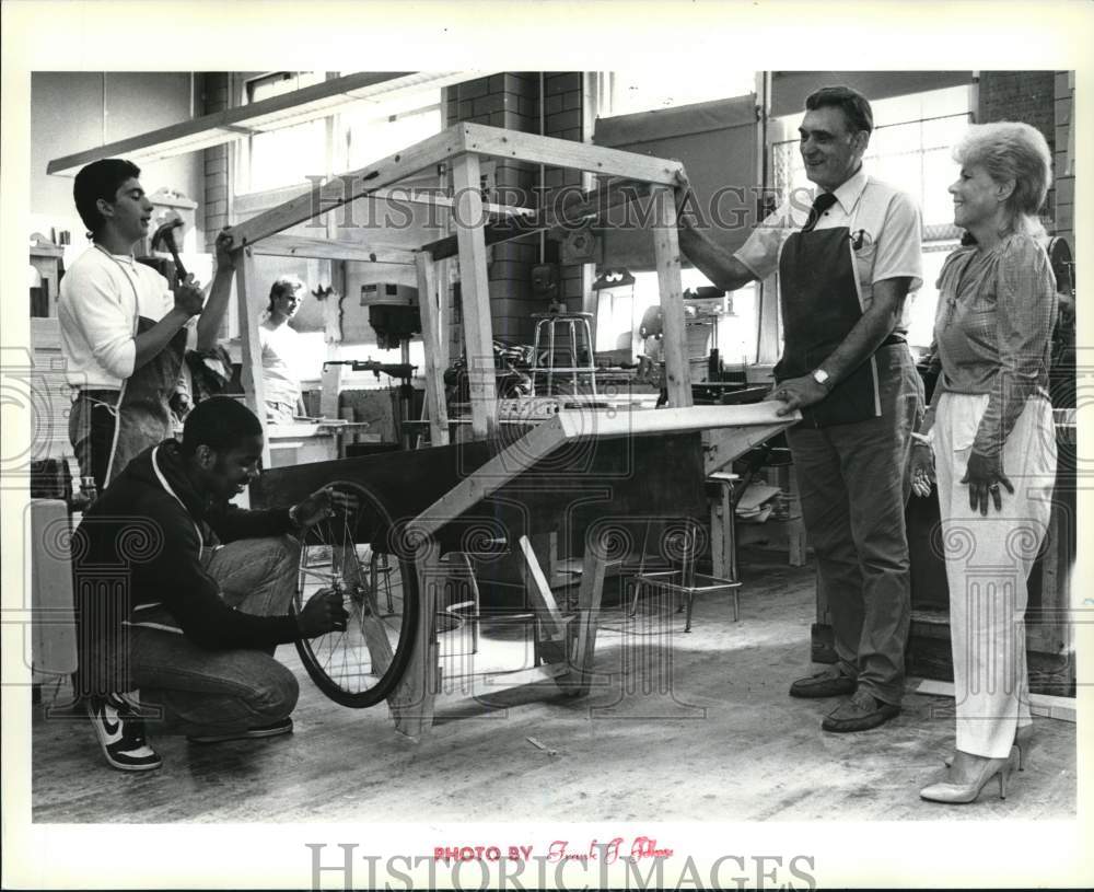 1986 Press Photo McKee HS shop students assemble cart for Cancer Society benefit- Historic Images