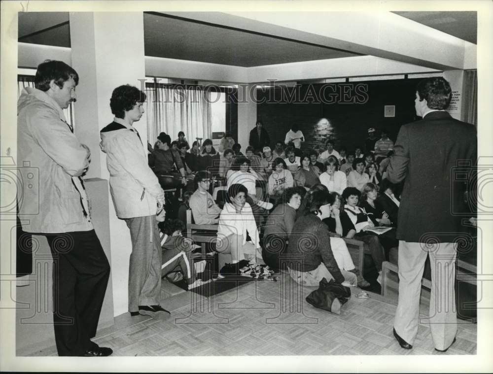 Press Photo Wagner College Students and Faculty Meet About Basketball- Historic Images