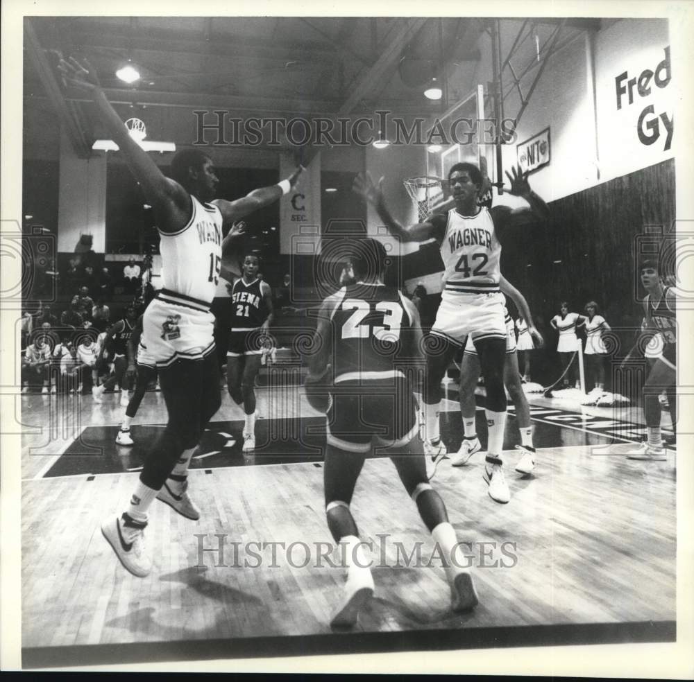 1983 Press Photo Wagner College Basketball Against Siena College Game Action- Historic Images