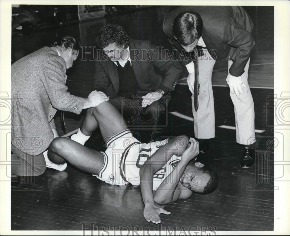 1985 Press Photo Wagner College Basketball Player Injured in Game- Historic Images