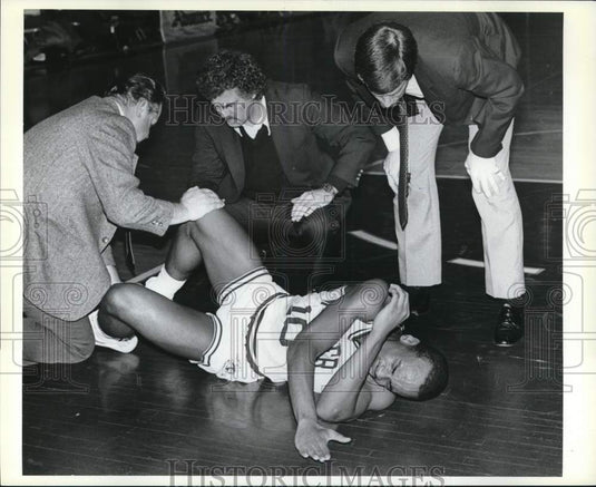 1985 Press Photo Wagner College Basketball Player Injured in Game- Historic Images