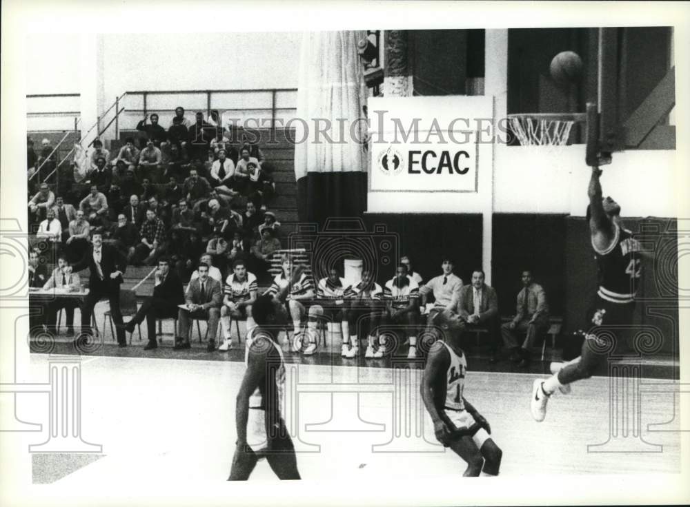 Press Photo Wagner College Basketball Game Action- Historic Images