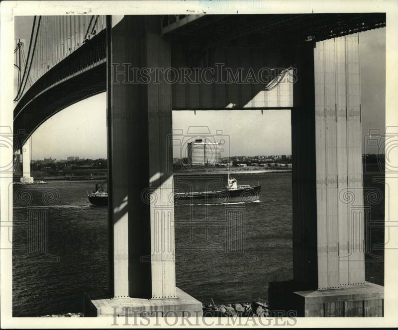 Load image into Gallery viewer, 1969 Press Photo Longshoremen strike leaves U.S. Gypsum ships unaffected

