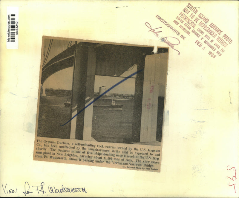 Load image into Gallery viewer, 1969 Press Photo Longshoremen strike leaves U.S. Gypsum ships unaffected
