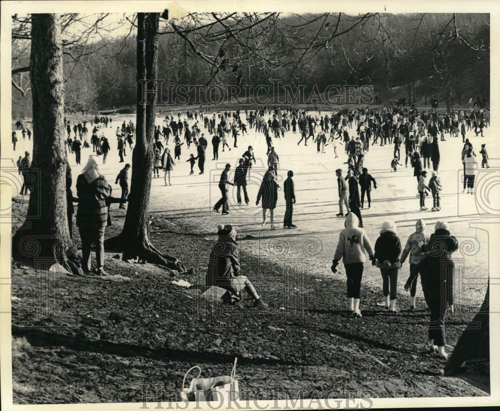 1969 Press Photo &quot;Red Ball&quot; is up, meaning safe ice skating at Clove Lakes Park- Historic Images