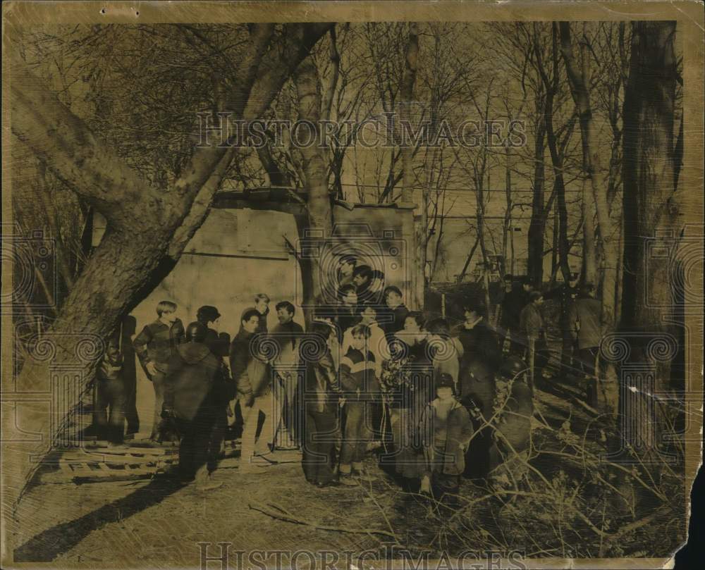 1968 Press Photo Kids' Final Attempt to Save Clubhouse in New Springville