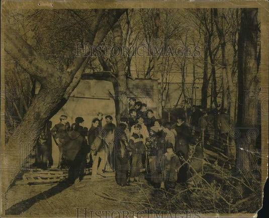 1968 Press Photo Kids' Final Attempt to Save Clubhouse in New Springville